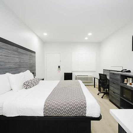Sapphire Inn & Suites Диър Парк Екстериор снимка
