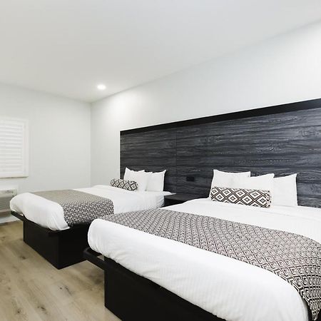 Sapphire Inn & Suites Диър Парк Екстериор снимка
