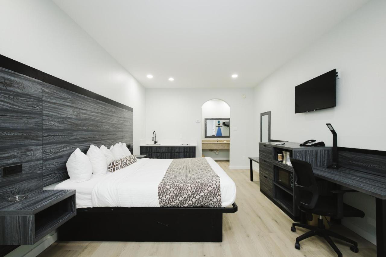 Sapphire Inn & Suites Диър Парк Екстериор снимка
