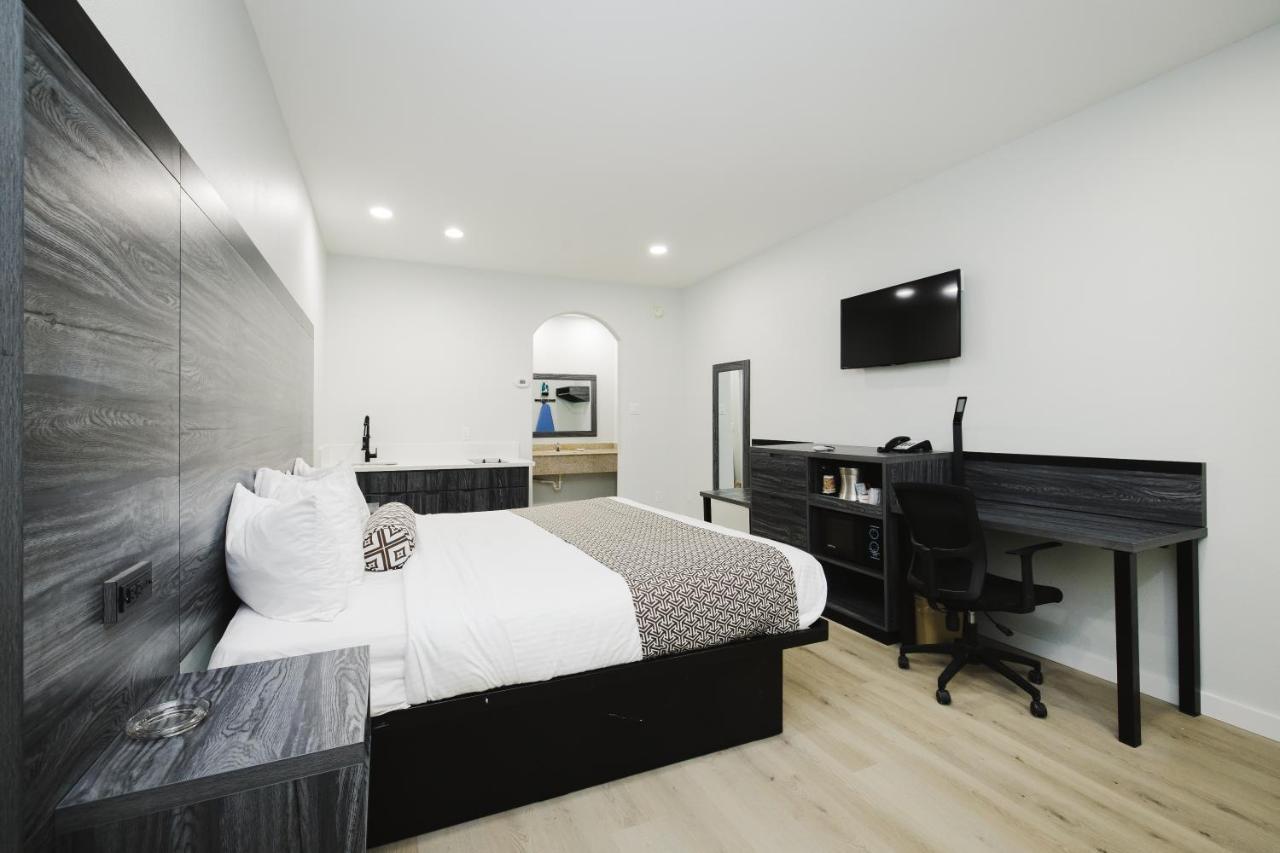 Sapphire Inn & Suites Диър Парк Екстериор снимка