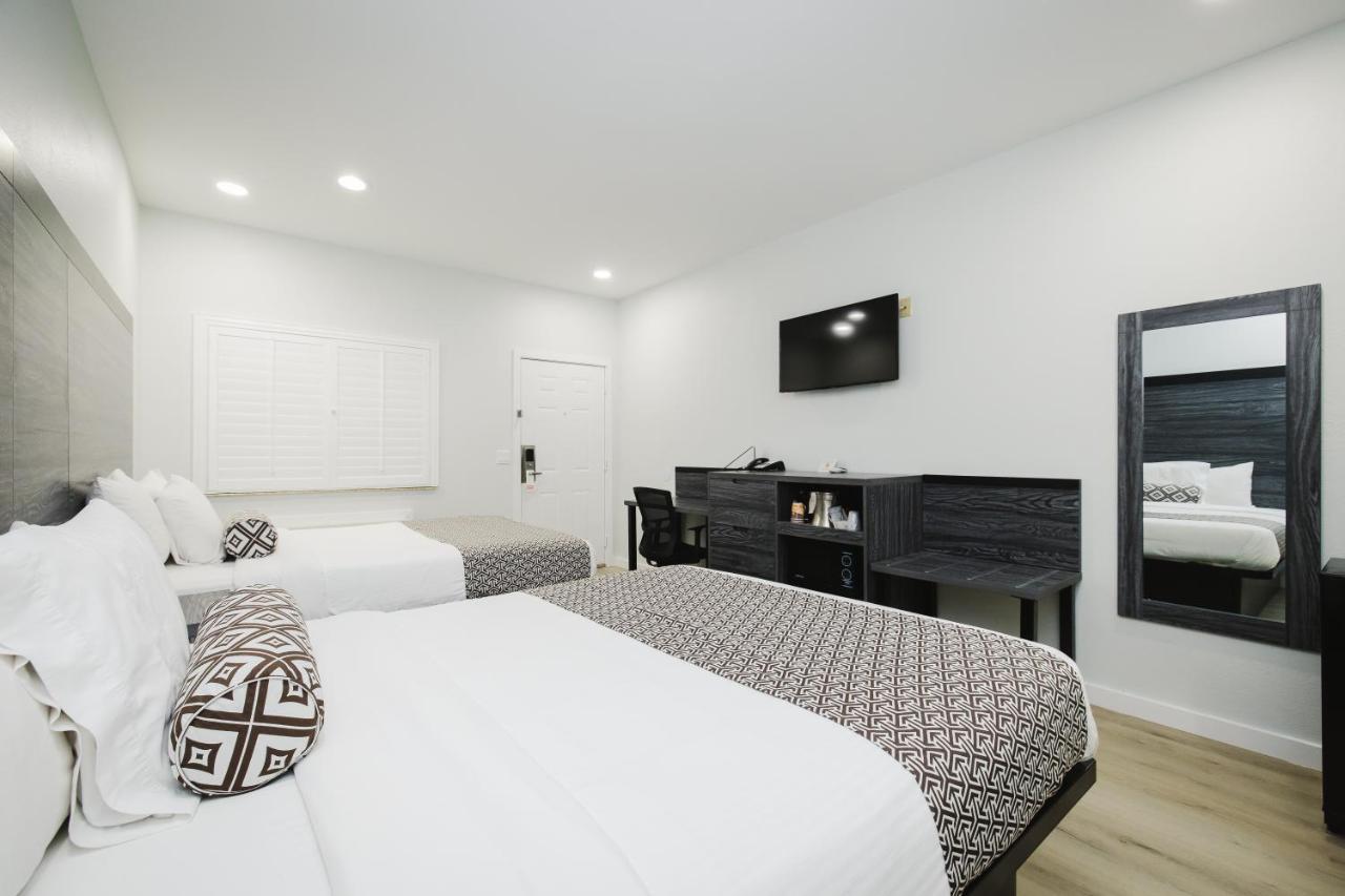 Sapphire Inn & Suites Диър Парк Екстериор снимка