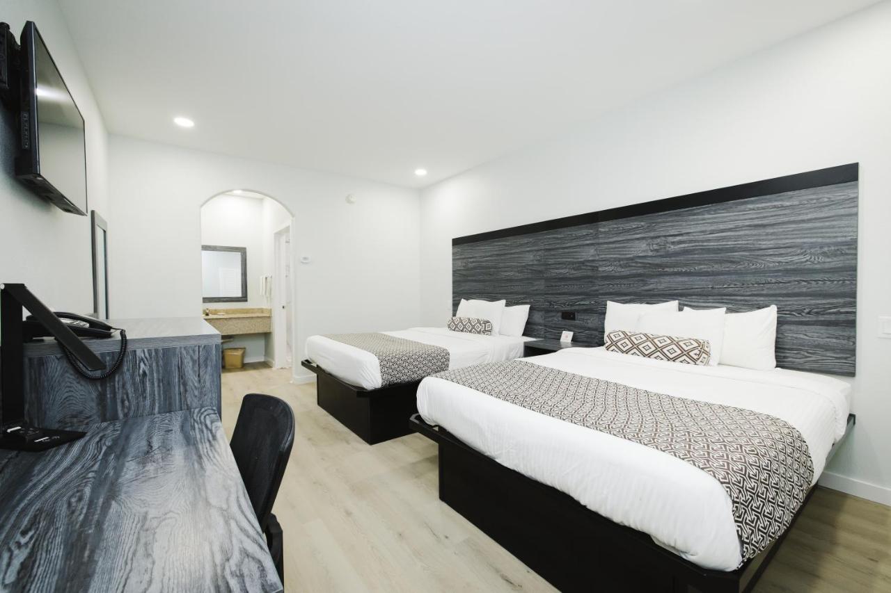 Sapphire Inn & Suites Диър Парк Екстериор снимка