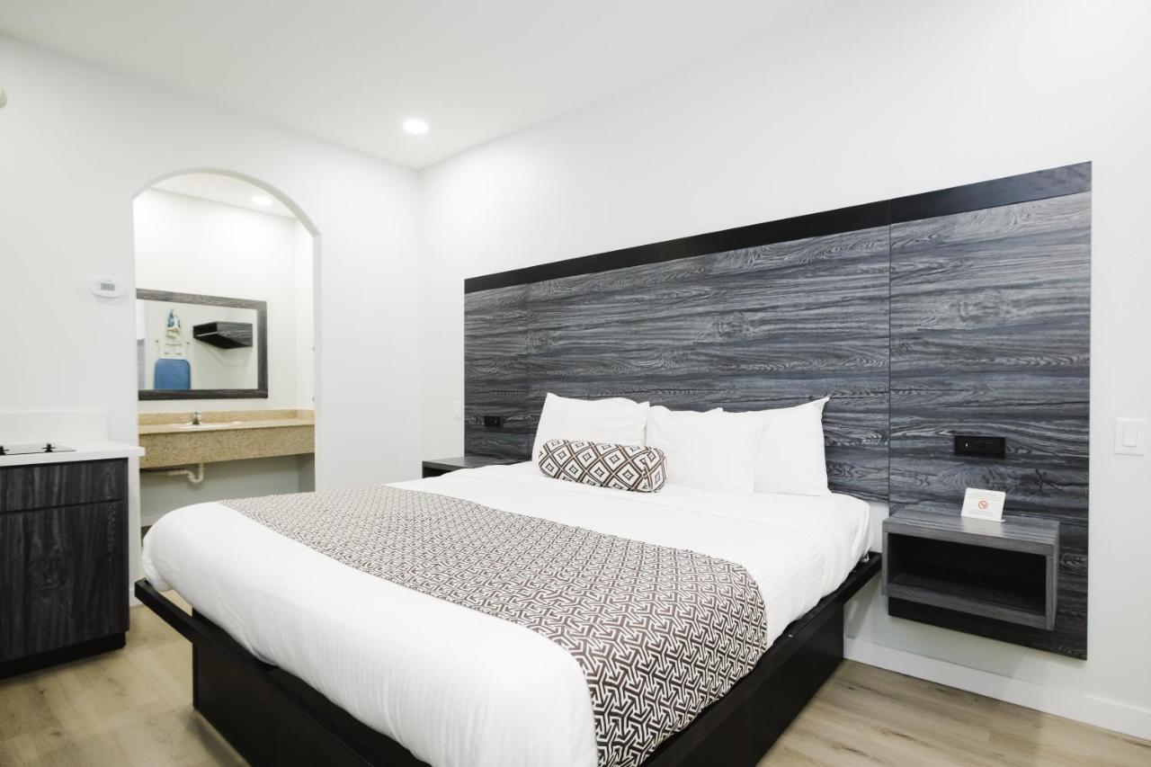 Sapphire Inn & Suites Диър Парк Екстериор снимка