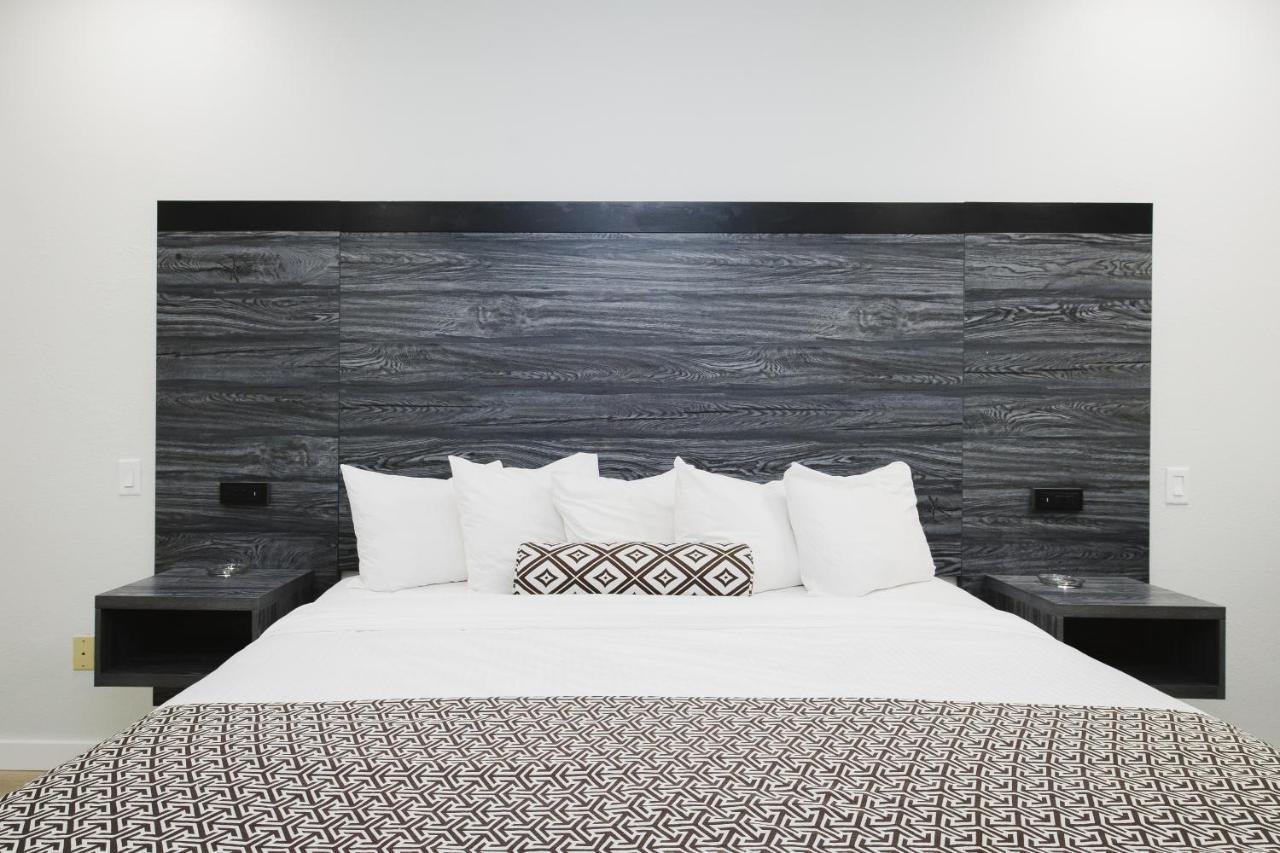 Sapphire Inn & Suites Диър Парк Екстериор снимка