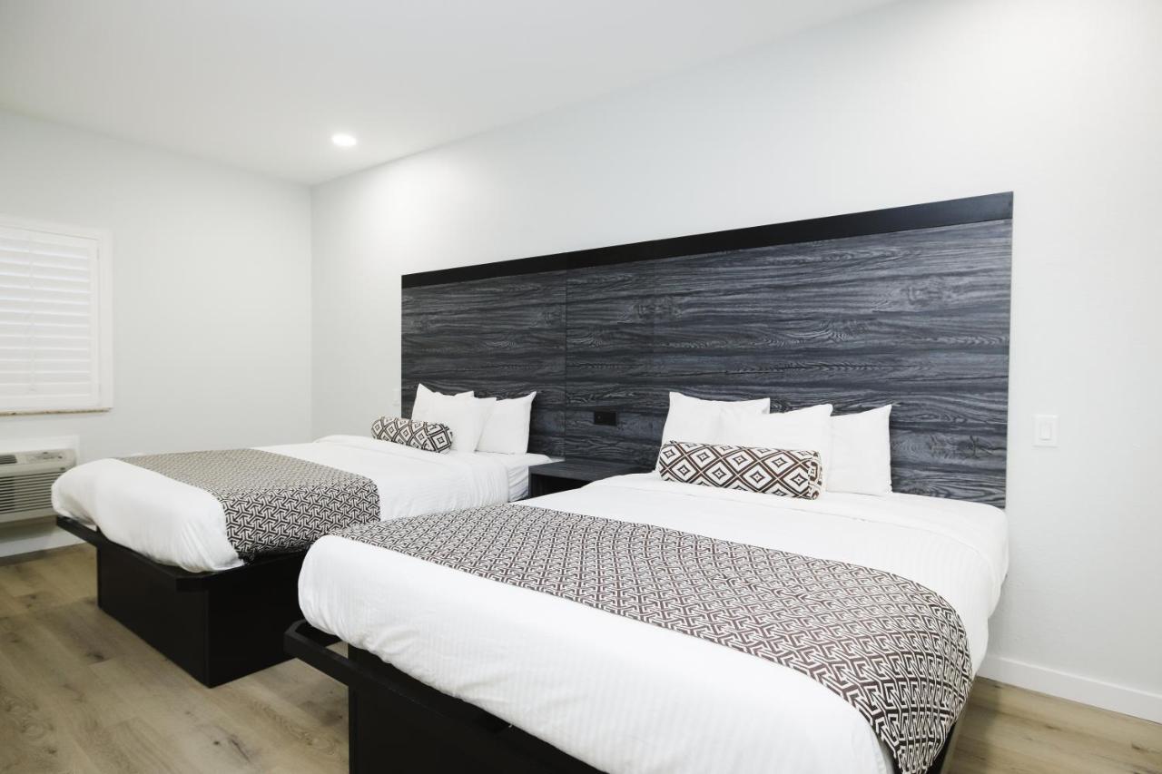 Sapphire Inn & Suites Диър Парк Екстериор снимка