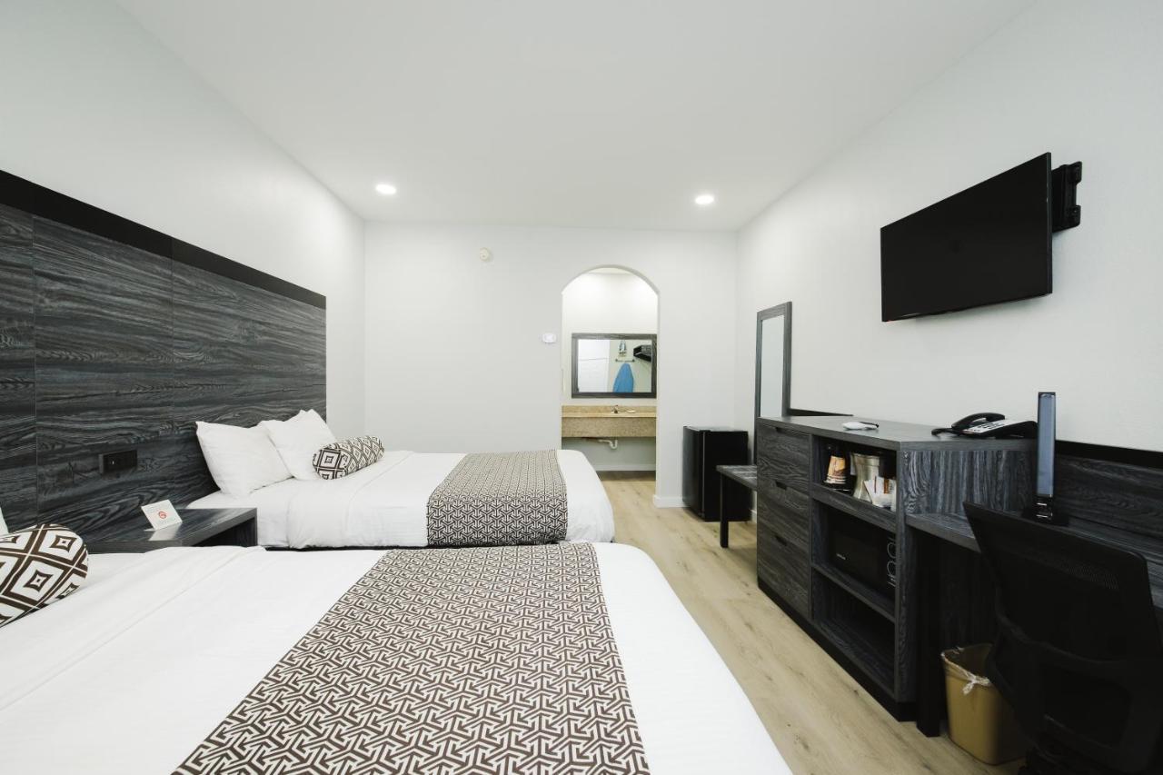 Sapphire Inn & Suites Диър Парк Екстериор снимка