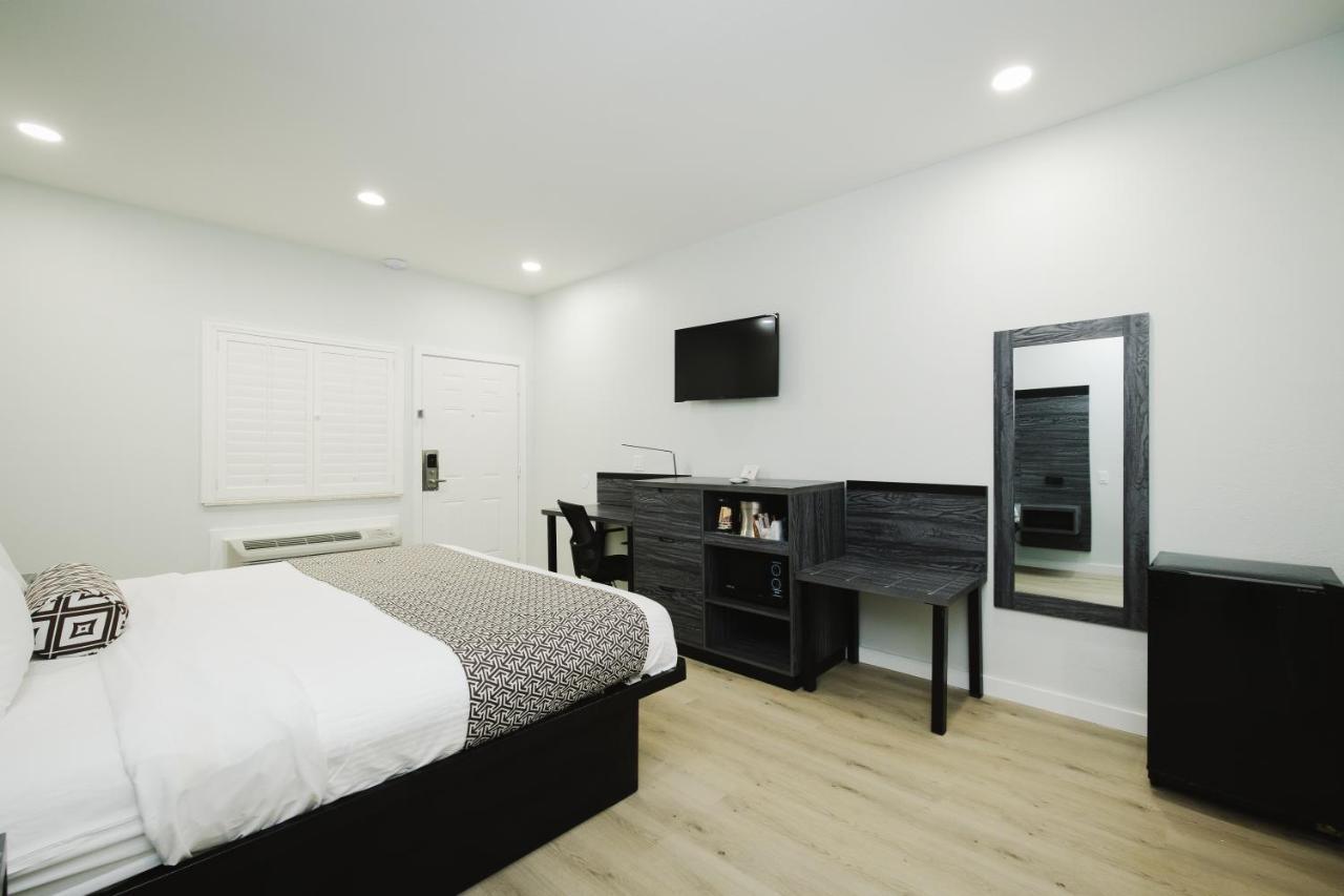 Sapphire Inn & Suites Диър Парк Екстериор снимка