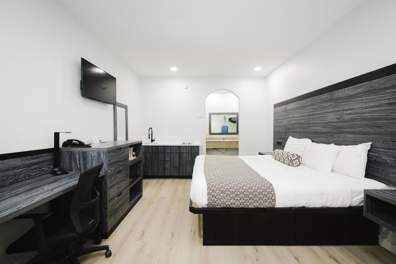 Sapphire Inn & Suites Диър Парк Екстериор снимка