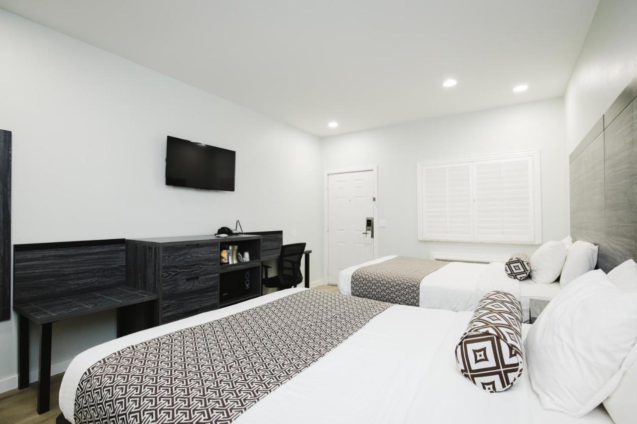 Sapphire Inn & Suites Диър Парк Екстериор снимка