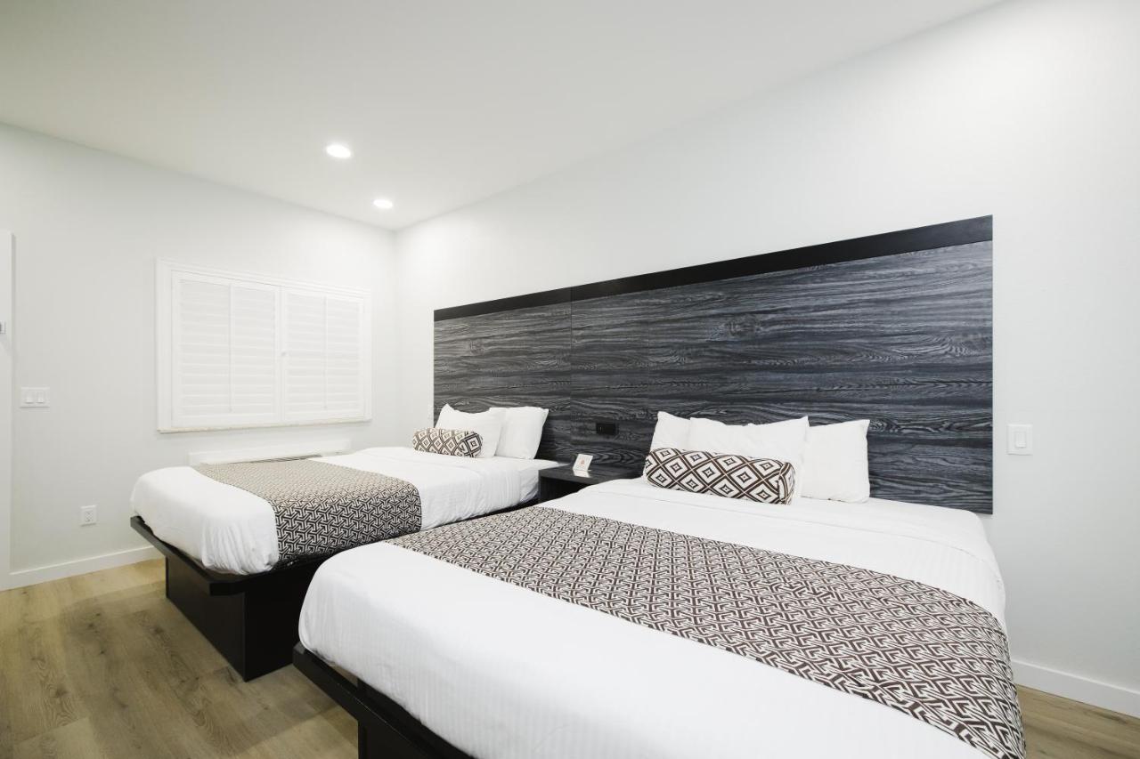 Sapphire Inn & Suites Диър Парк Екстериор снимка