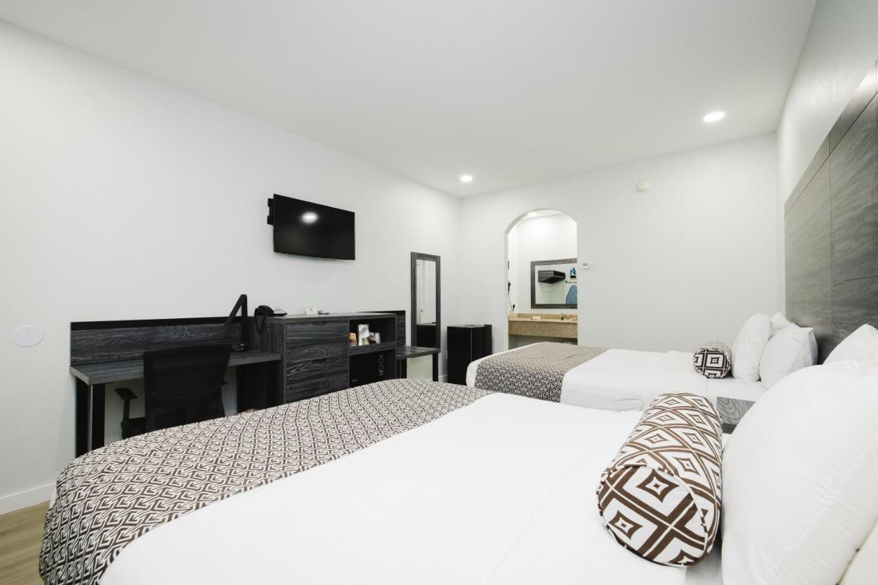 Sapphire Inn & Suites Диър Парк Екстериор снимка