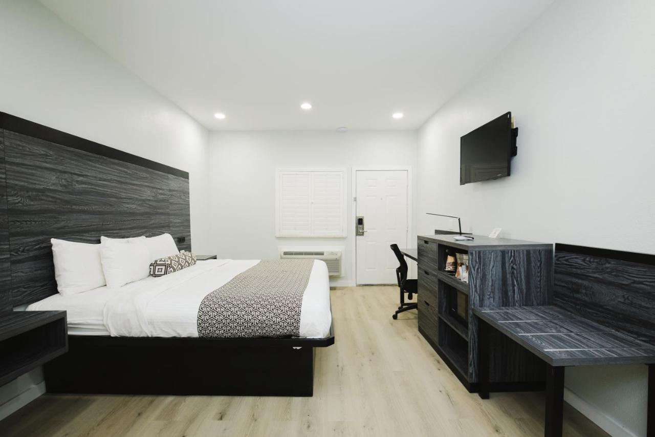 Sapphire Inn & Suites Диър Парк Екстериор снимка