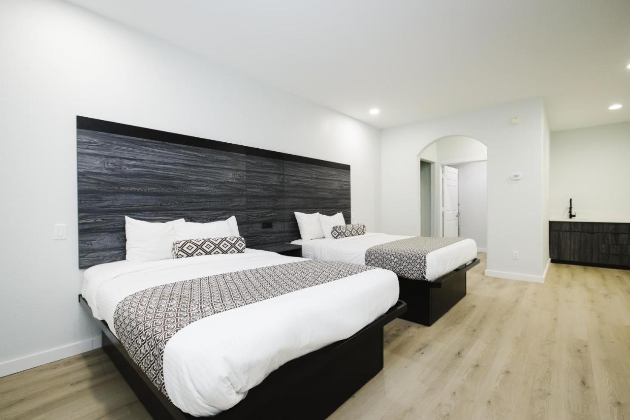 Sapphire Inn & Suites Диър Парк Екстериор снимка