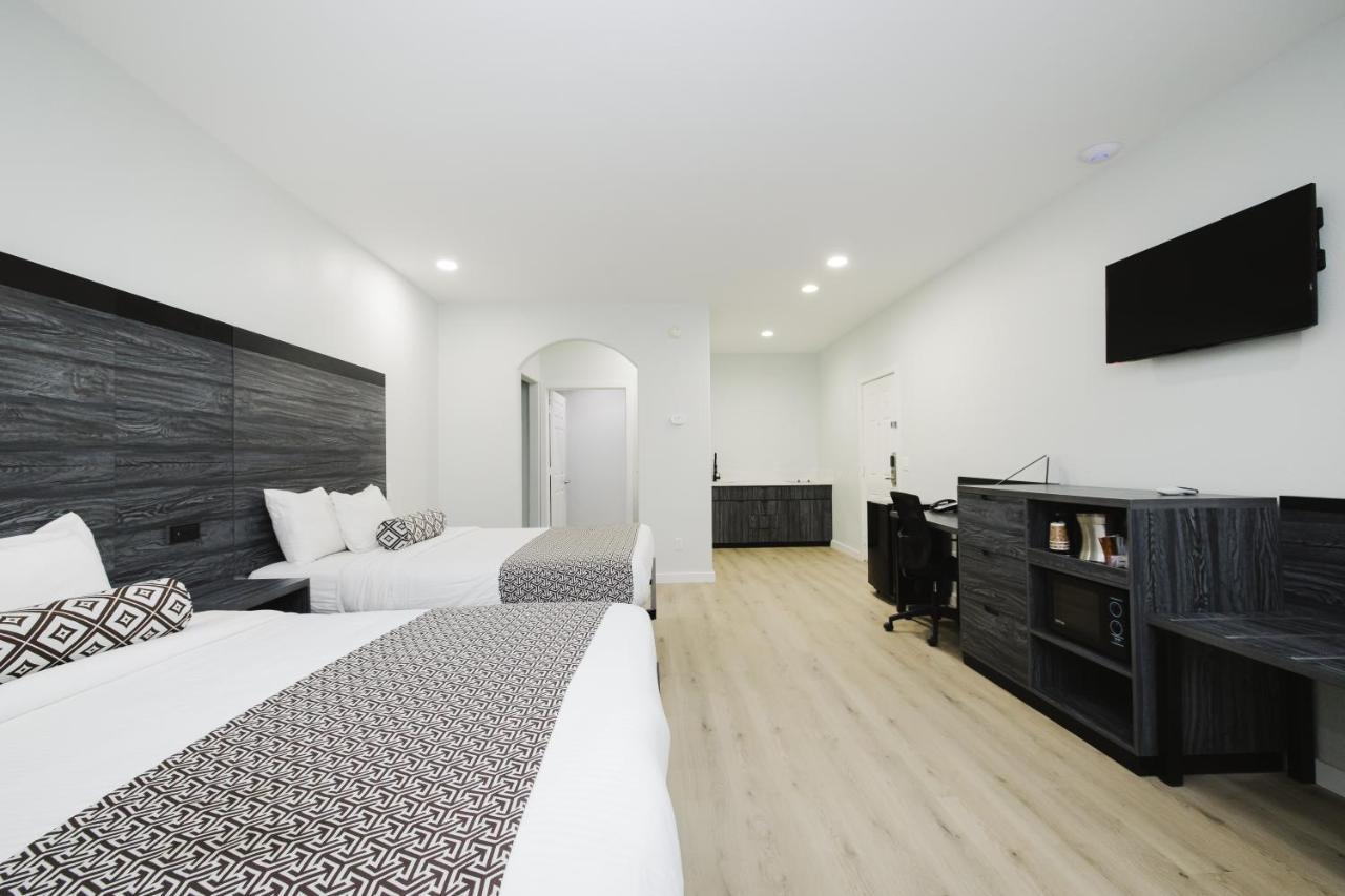 Sapphire Inn & Suites Диър Парк Екстериор снимка