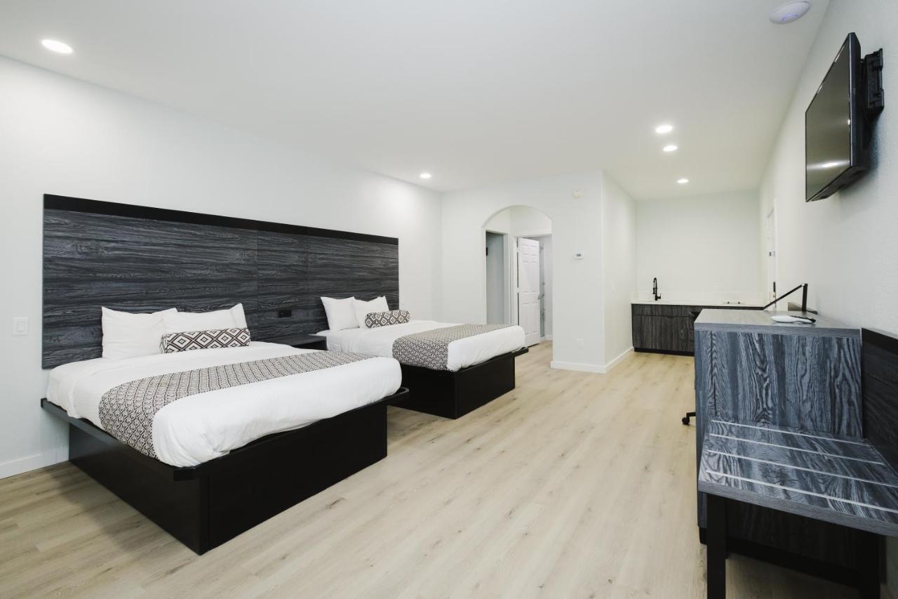 Sapphire Inn & Suites Диър Парк Екстериор снимка